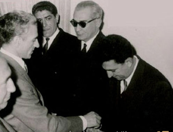 یادداشت‌های علم، دوشنبه ۱۱ اردیبهشت ۱۳۵۱: سفیر اسرائیل را خواستم و گفتم: پیش از آمدن نیکسون، ما با شما کاری نداریم ولی اگر شما کار و عرایض دارید، نخست وزیر یا وزیر خارجه تان می‌تواند بیاید، اما ...