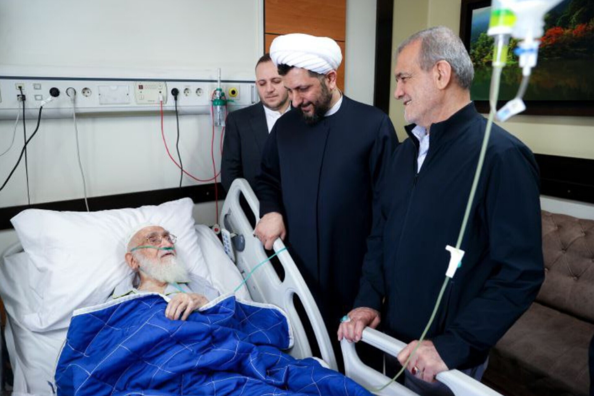 عیادت رئیس‌جمهور پزشکیان از آیت‌الله نوری همدانی