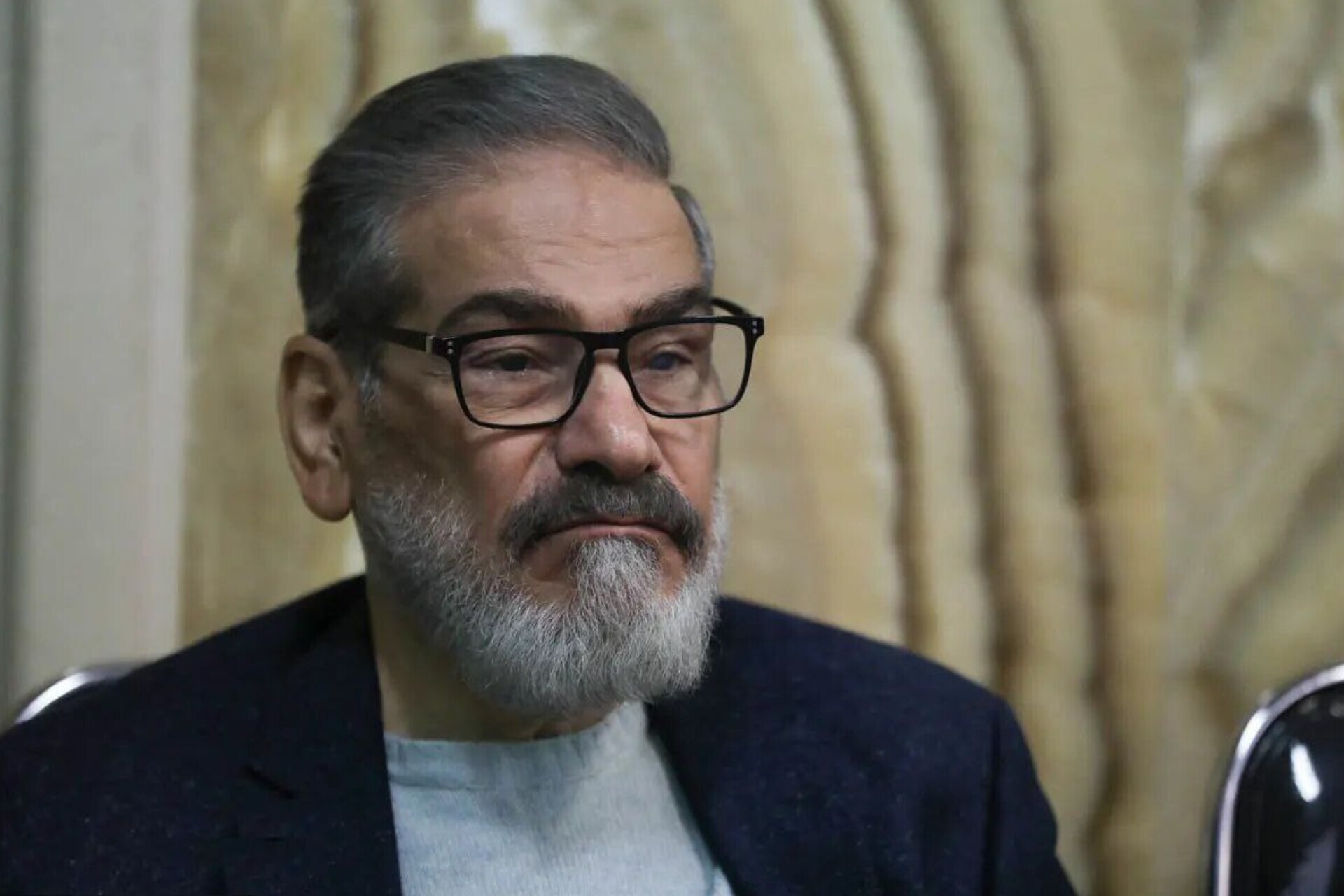 کنایه مشاور وزیر خارجه به رسانه شمخانی به علت درز خبر زمان مذاکرات ایران و آمریکا: مسابقه کودکانه نکنید و گزارش‌های دارای طبقه‌بندی را درز ندهید