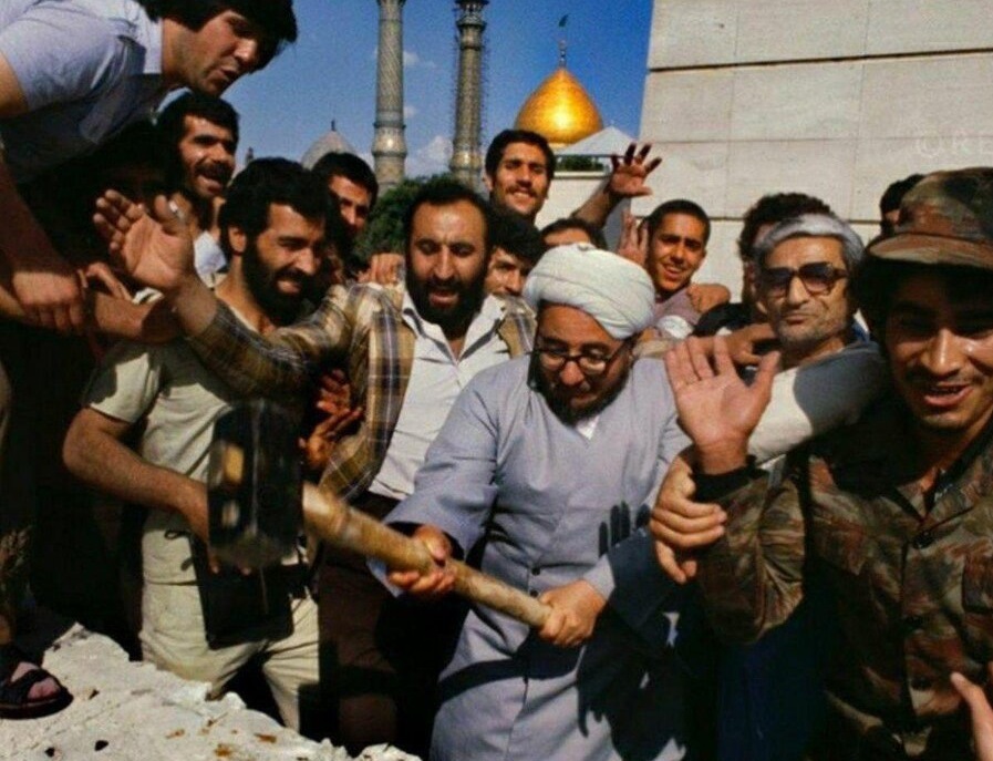 علت تخریب مقبره رضا خان از زبان خلخالی: مردم خود تصمیم گرفتند که این مقبره را خراب کنند؛ من هم به عنوان یک افتتاح نمادین، اولین کلنگ تخریب را زدم / حالا اگر مسئولان صلاح بدانند، می‌توانند اینجا را تبدیل به آبریزگاه، دستشویی، رختشویی یا چیز‌هایی از این قبیل کنند، که به‌جا هم هست