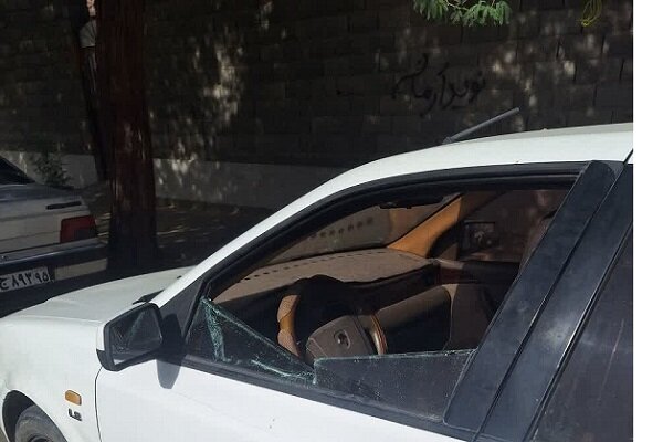 جزئیات ماجرای روحانی ربوده شده در ایرانشهر / استاد حوزه علمیه ایرانشهر: به محض پارک ماشین این روحانی و پیاده شدن از آن، دو نفر مسلح به سمت او می‌آیند / این روحانی اول اقدام به فرار می‌کند اما دو نفر دیگر از پشت به سمت او حمله کرده و با صورت به زمین می‌زنند / چند شب قبل هم ماشین پژو ۴۰۵ مشکوک، جلوی درب خانه او توقف کرده و در حال کشیک بوده