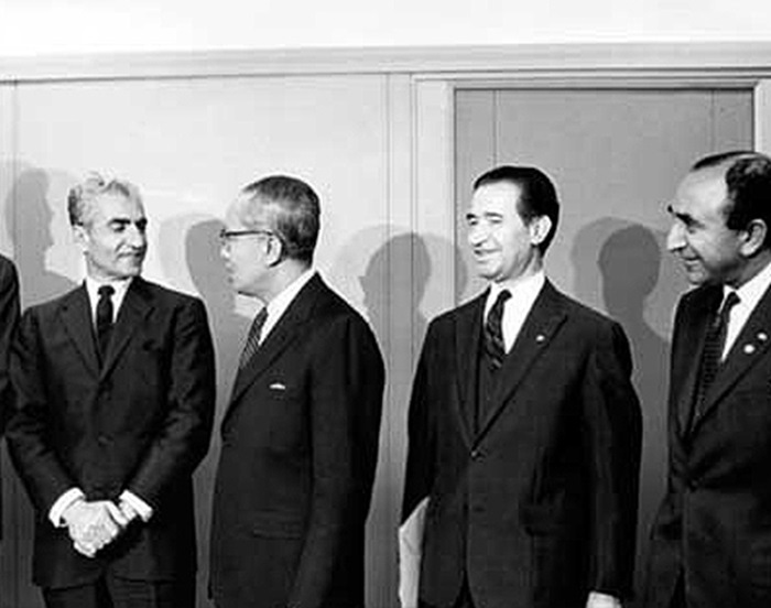 یادداشت‌های علم، شنبه ۳۰ اردیبهشت ۱۳۵۱: ماجراش فروش سهام کارخانجات به کارگران که اثر وسیعی در دنیا گذاشت