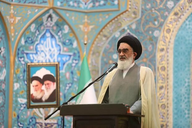 امام جمعه قم: گوش دادن مستمر و بی ‌تحلیل به رسانه‌ها و سخنان جریان‌های ضدانقلاب، به معنای پذیرش ضمنی آن‌هاست / رسانه‌های داخلی و خارجی دشمنان با انتشار اخبار ضدونقیض، افکار عمومی را سردرگم می‌کنند، از این رو لازم است همگان گوش به فرمان رهبری باشند / آمریکا گزینه‌ای جز مذاکره با ایران ندارد