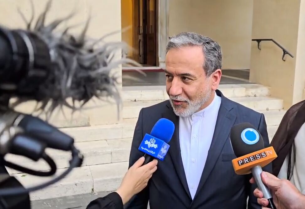 عراقچی: درباره مذاکرات میان ایران و آمریکا گفت‌و‌گو‌های سازنده‌ای با مقامات واتیکان داشتم / به موضوع سلاح‌های کشتار جمعی و فتوای مقام معظم رهبری مبنی بر حرام بودن این سلاح‌ها نیز اشاره شد