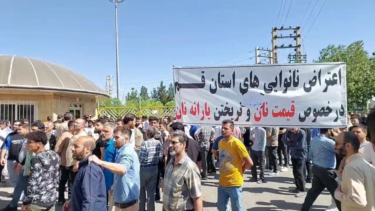 تجمع نانوایان در برخی شهرها؛ نانوایان: قطع برق و تأخیر در پرداختِ یارانه‌ی نان، اوضاع کسب و کار را کامل به هم زده