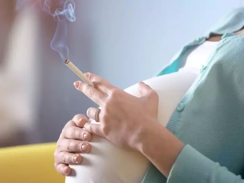 بیش از ۳ میلیون زوج ایرانی نابارور هستند / یکی از عوامل پنهان و مؤثر در کاهش نرخ باروری در کشور، مصرف دخانیات است / زنان سیگاری معمولاً ۱ تا ۴ سال زودتر یائسه می‌شوند و در صورت بارداری، خطر حاملگی خارج‌رحمی در آن‌ها تا ۴۳ درصد افزایش می‌یابد