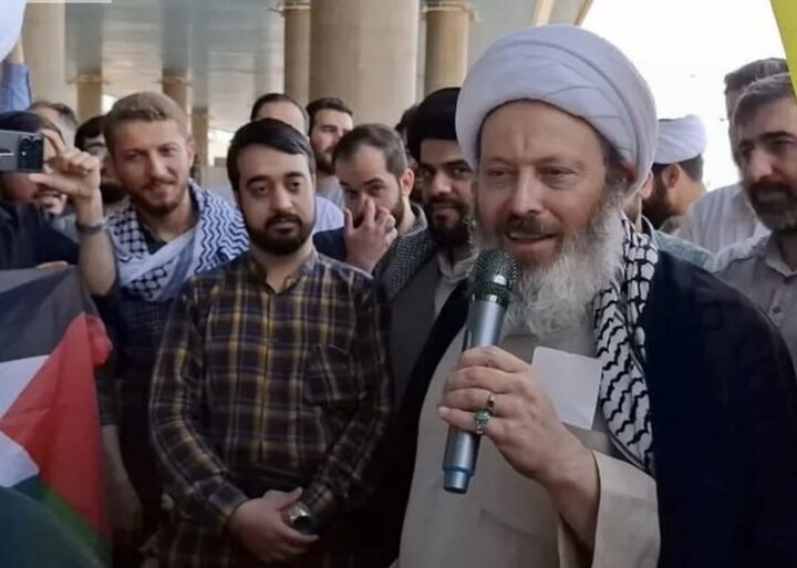 روزنامه اصولگرا: قاسمیان هزینه رفتار اشتباه خود در عربستان را به پای مردم غزه فاکتور کرده در حالی که در آن ویدئو هیچ اشاره‌ای به آرمان فلسطین نمی‌کند / این فرد برخلاف بیانات مستقیم رهبر انقلاب، اقدامات خودسرانه را انجام داده و برای رفتار‌های غلطش توجیه رسانه‌ای هم ساخته است