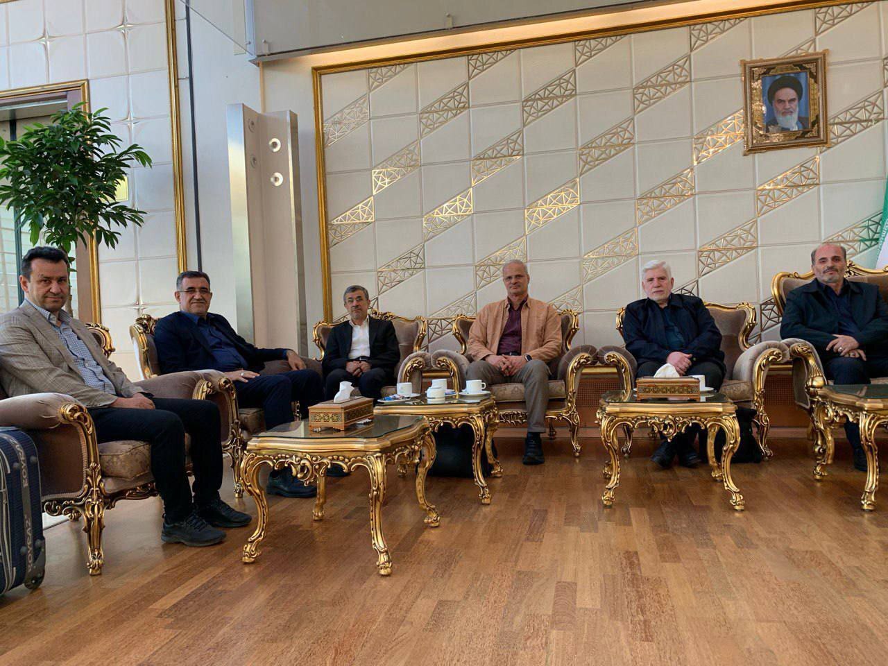 احمدی‌نژاد عازم مجارستان شد