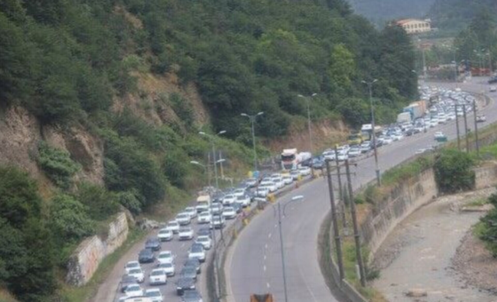 پلیس راه: انسداد مسیرهای شمال به جنوب به دلیل ترافیک سنگین؛ آغاز محدودیت‌ها از ساعت ۱۸:۱۵ شروع شده