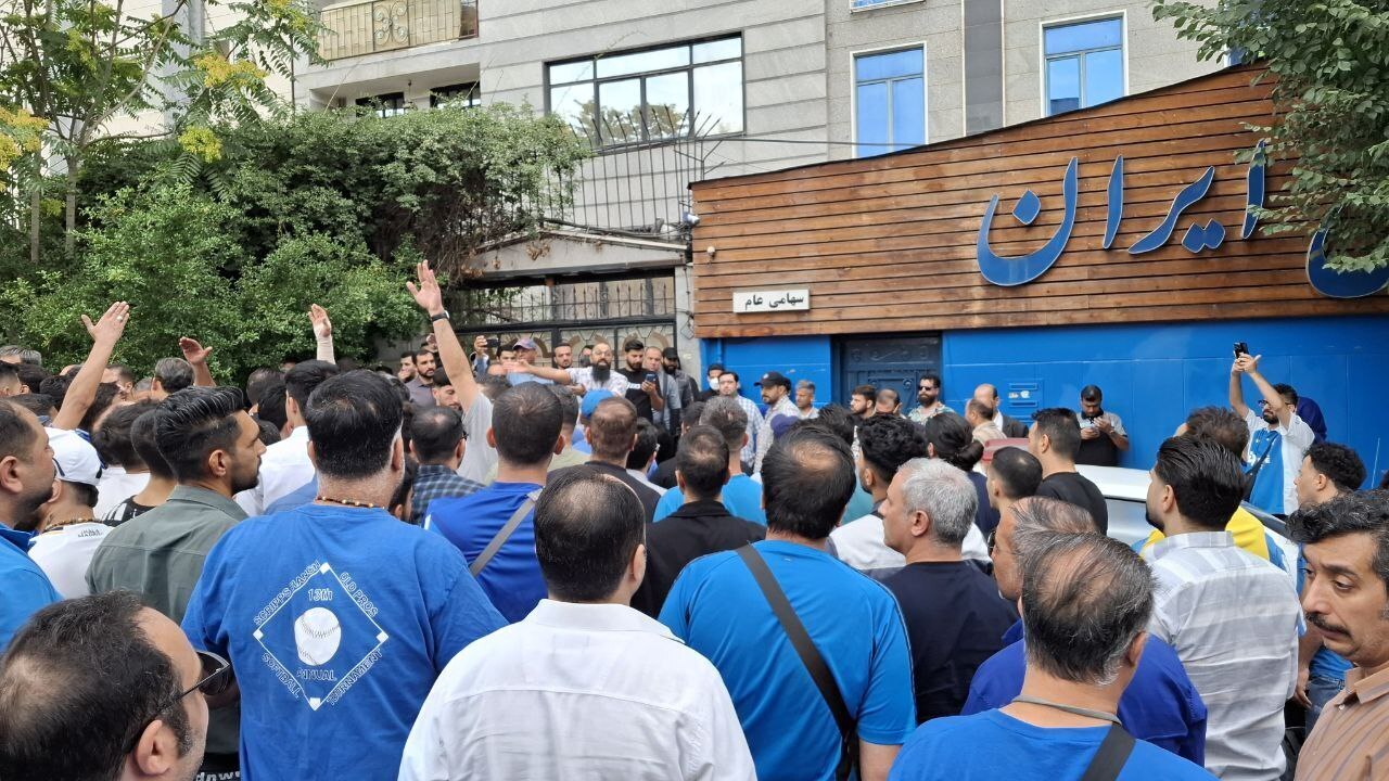 تجمع تعدادی از هواداران مقابل باشگاه استقلال در اعتراض به عملکرد مدیران در انتخاب سرمربی