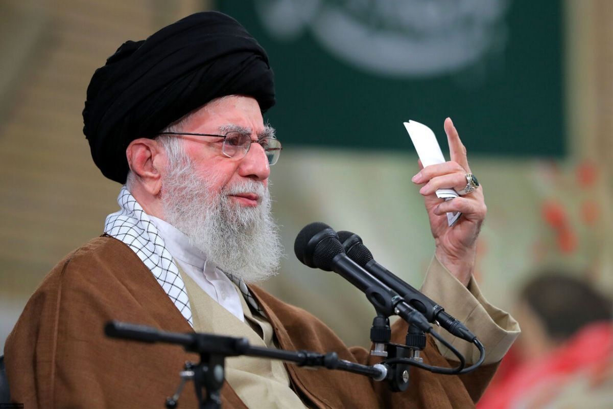 رهبر انقلاب: دست‌کاری لوایح اقتصادی باید محدود باشد، زیاد دست‌کاری نباید کرد / دستکاری زیاد، لایحه را از اثر می‌اندازد؛ آن‌وقت وقتی که عمل کردند، به نتیجه نمی‌رسد و مسئولیت‌ها لوث می‌شود