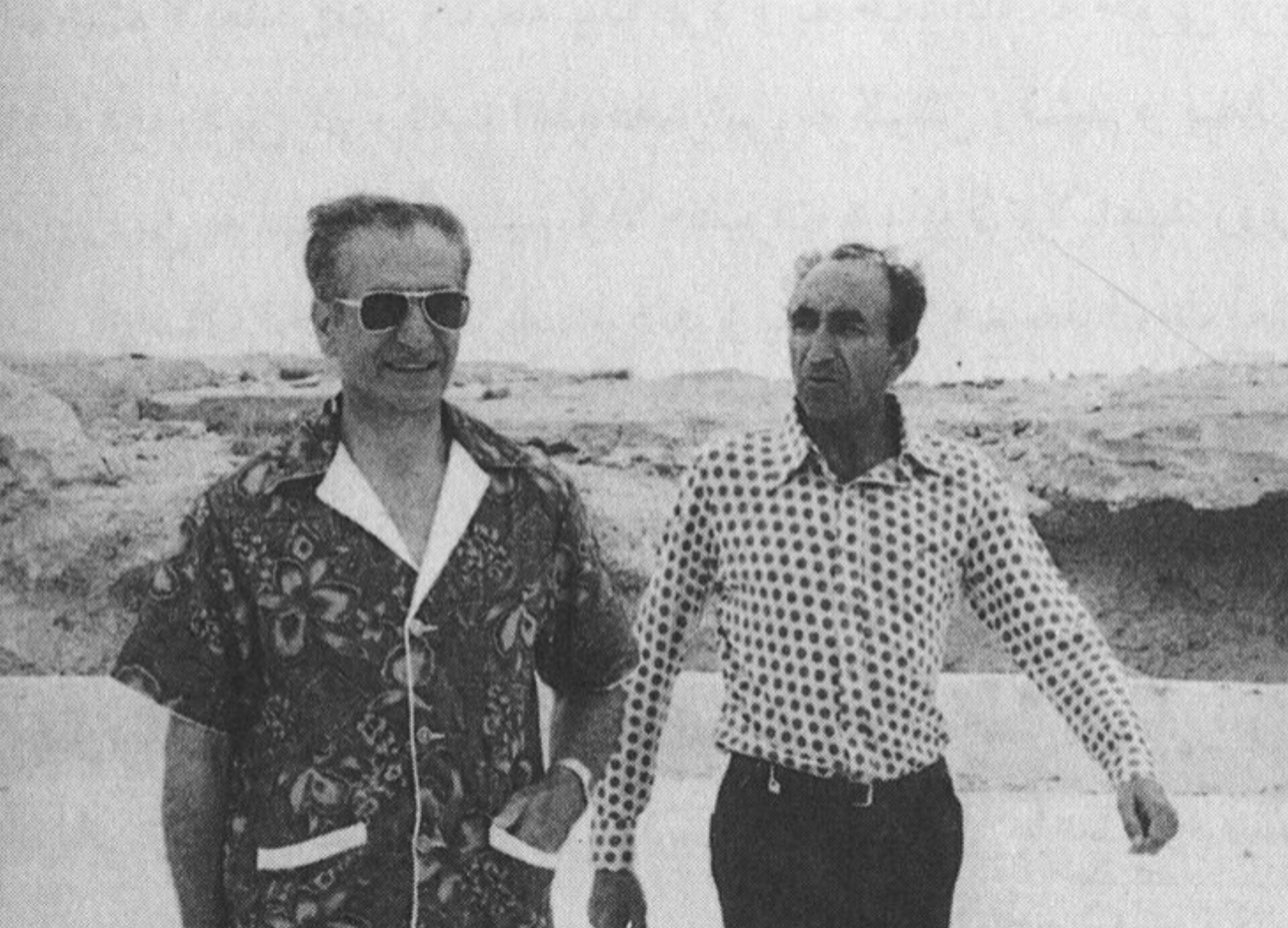 یادداشتهای علم، دوشنبه ۳ مهر ۱۳۵۱: شاه میگوید شورویها خیلی علاقهمند هستند که از اروپا خیالشان راحت شود تا خود را در مقابل چین جمع و جور کنند، اما چینیها مایلند تا آن جا که ممکن است، در قبال شوروی موی دماغ بتراشند