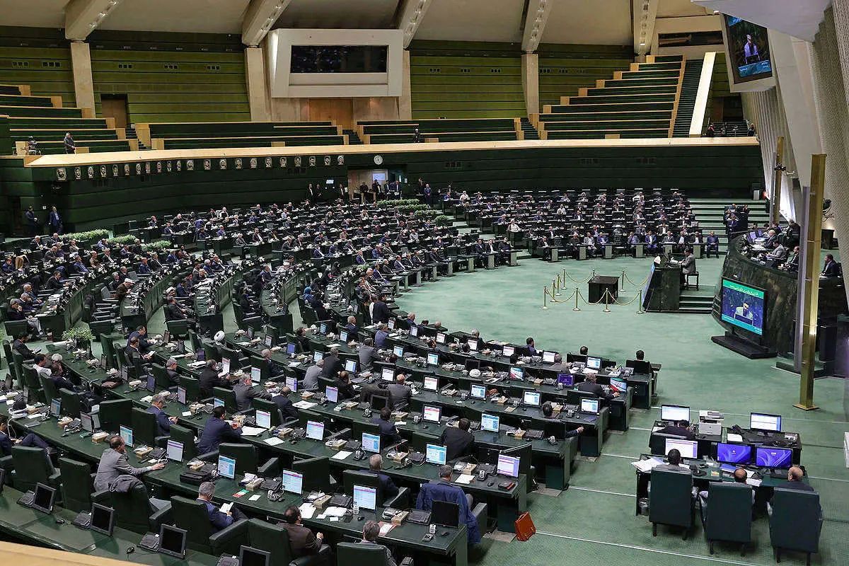 بیات، نماینده مجلس: تعدادی از نمایندگان در نامه‌ای به دولت، خواستار تهیه لایحه اصلاحی بودجه با هدف ارتقای بودجه نظامی، دفاعی و امنیتی شدند