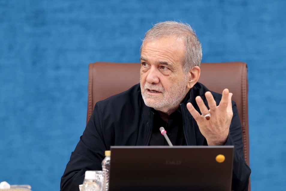 پزشکیان: سرمایه‌گذاری‌ مشترک در مناطق آزاد رویکرد «برد-برد» برای طرفین داخلی و خارجی است / ضروری است بررسی کنیم کدام کشورها بهترین بهره‌برداری را از این مناطق داشته‌اند و جایگاه فعلی ما در این مسیر کجاست / اجرای این اصلاحات، بی‌تردید زمینه‌ساز رشد و پیشرفت در مناطق آزاد خواهد بود