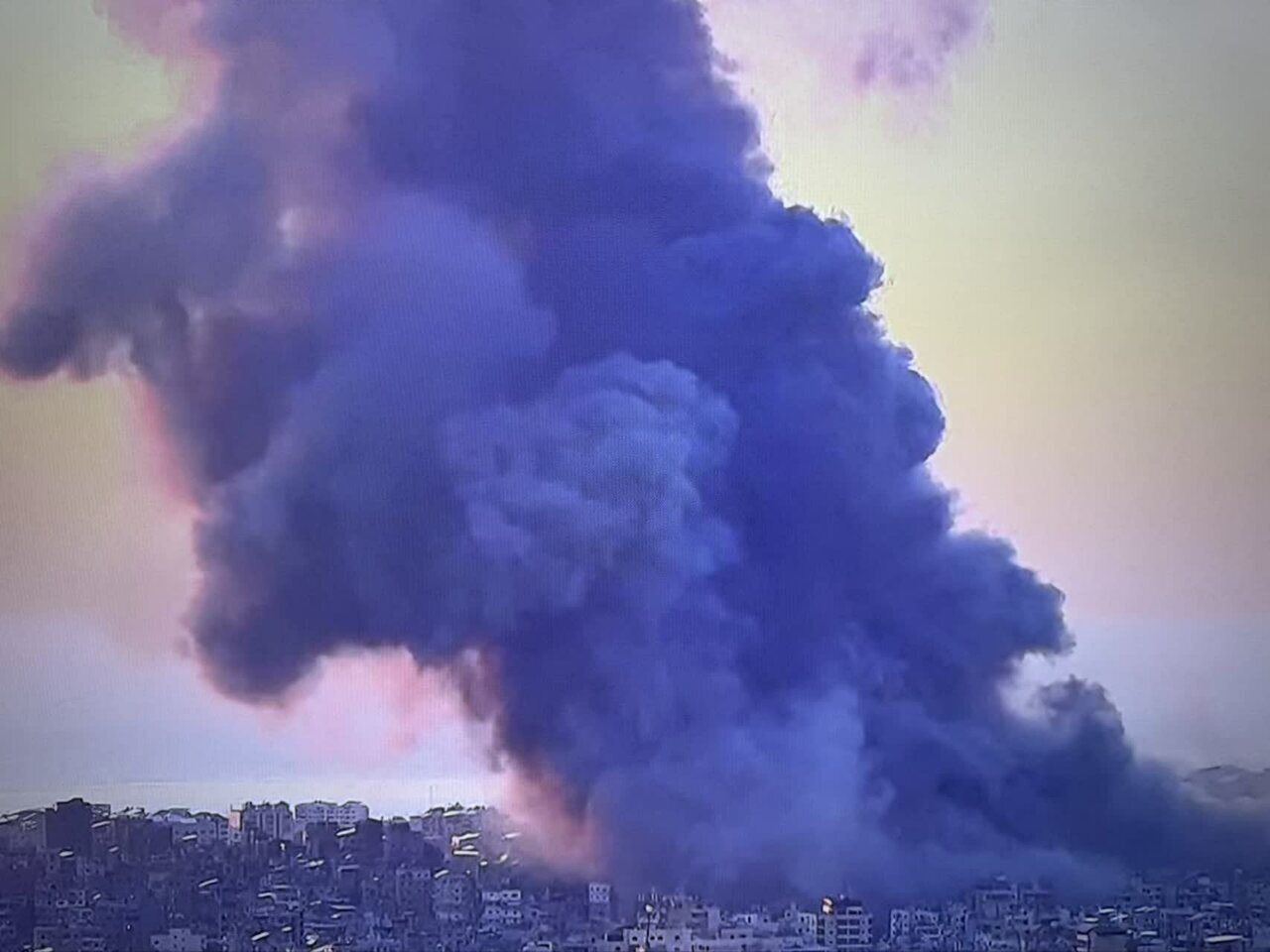 العربیه: وقوع انفجار بزرگی در جنوب لبنان / انفجار ناشی از منفجر شدن مهمات باقی‌مانده از جنگ، در حین گشت‌زنی ارتش در شهرستان صور بوده / ۶ نفر از پرسنل ارتش لبنان در انفجار کشته شدند