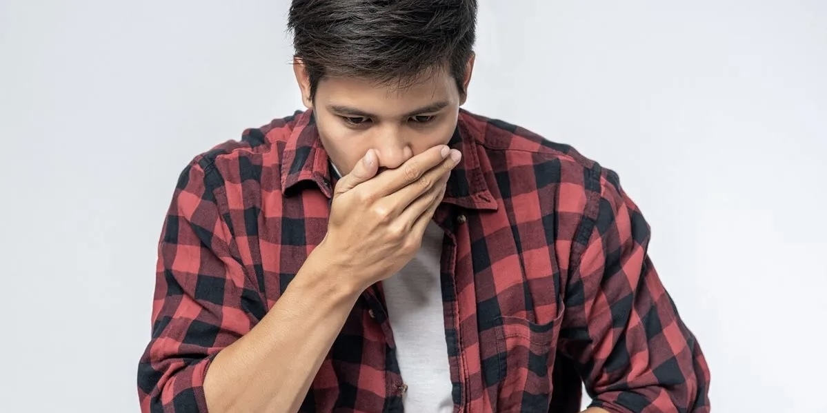 چرا بعد از نوشیدن چای و قهوه آروغ می‌زنید؟ راهکارهای ساده برای رفع آن