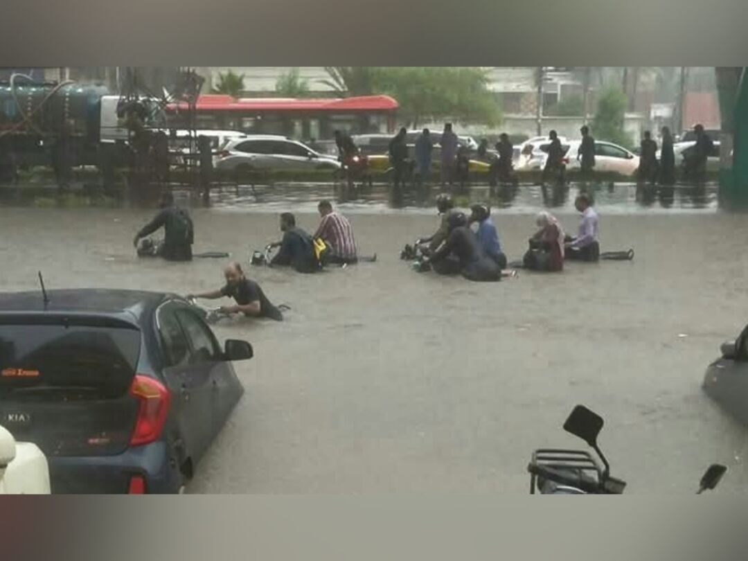 کراچی را سیل برد؛ باران جان ۱۰ نفر را گرفت