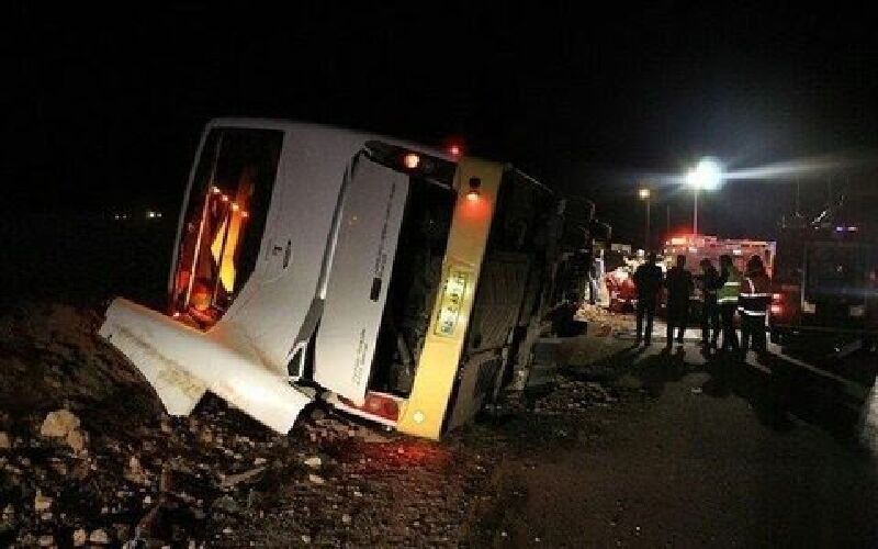 سقوط مینی‌بوس در گردنه چری کوهرنگ پنج کشته و ۱۳ مصدوم برجا گذاشت