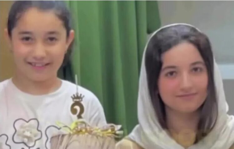 جزئیات سقوط مرگبار غلتک در جاده هراز و مرگ دو خواهر / یکی از بستگان: شب قبل از حادثه، جشن تولد مادر خانواده بود، همان شب بود که برنامه رفتن به مریجان هم ریخته شد / زمانی که پدر و مادر پسربچه ۳ ساله خانواده به دست‌شویی ببرند این اتفاق افتاد / چون هوا مه‌آلود بود، هیچ یک از افرادی که پایین پیچ توقف کرده بودند متوجه سقوط غلتک نمی‌شوند
