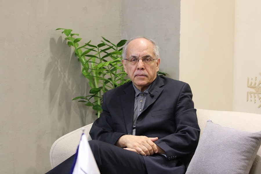 کوروش احمدی، دیپلمات سابق ایران در نیویورک: اینکه «تریتا پارسی» گفته «بستن مسیر دیپلماتیک با ایران برای جلب رضایت آمریکا در موضوع اوکراین است»، نادرست است، زیرا شاید مقامات ما را دچار اشتباه کند که مشکل ناشی از روابط قدرت‌های جهانی با هم است و کاری از دست آن‌ها بر نمی‌آید
