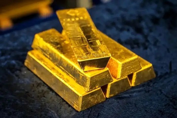 طلای جهانی در آستانه ۳۸۰۰ دلار/ بلومبرگ: چین با خرید طلا به دنبال تضعیف دلار است