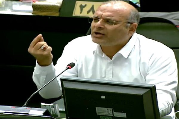نماینده مجلس: رانت و فساد در برخی ورزش‌ها بیداد می‌کند و رقم‌های میلیاردی جابجا می‌شود / بخشی از این پول ها صرف بازیکنان و ورزشکارانی می شود که یک بار هم پای آنها به توپ نمی خورد