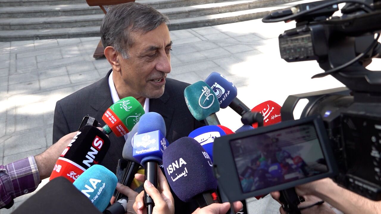 قائم‌پناه، معاون اجرایی رئیس جمهور: تغییر وزیر کار جز ضرر به معیشت مردم هیچ کمکی نمی‌کند / اگر در این مقطع او را تغییر دهیم و فرد دیگری جایگزین شود، معلوم نیست چقدر زمان ببرد، سه ماه یا چهار ماه طول میکشد