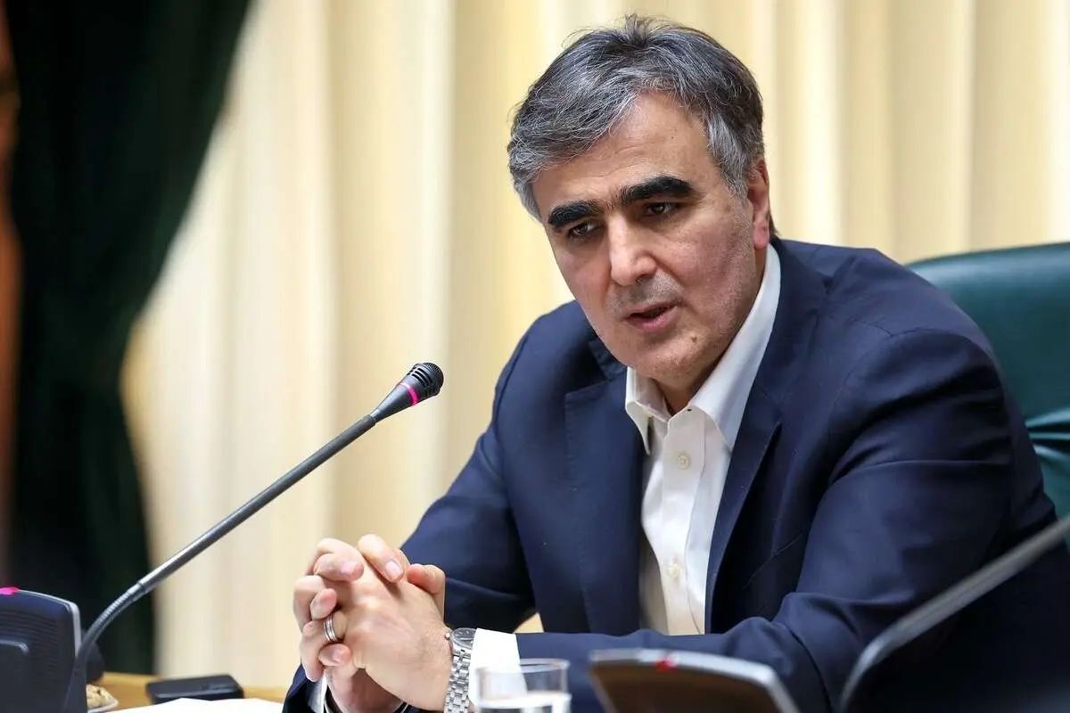 رئیس بانک مرکزی: پلتفرم‌های فروش آنلاین طلا، باید میزان طلایی که می‌فروشند را در اختیار داشته باشند؛ نه اینکه ابتدا بفروشند و بعد آن را بخرند/ این رویکرد، اشکال شرعی و قانونی دارد