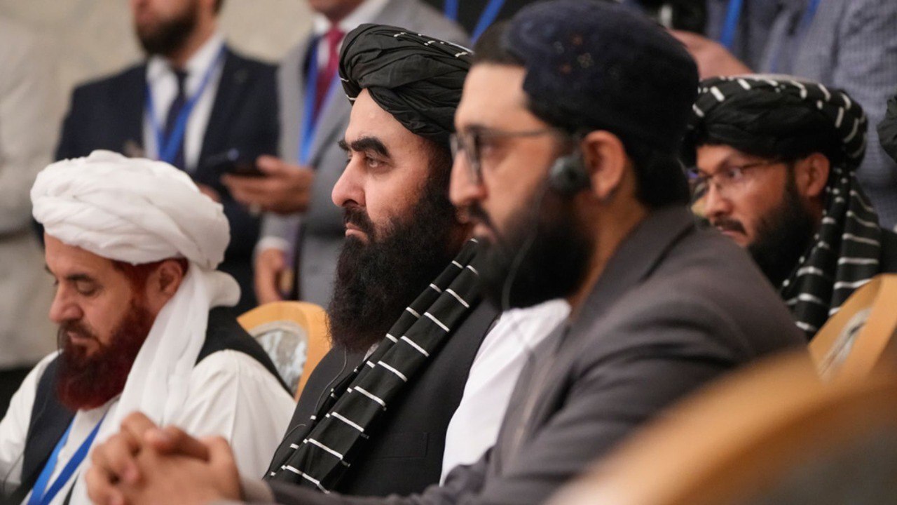 وزیر طالبان در سفر خارجی با چالشی غافلگیرانه مواجه شد: خبرنگاران زن
