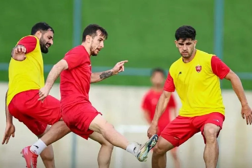 احمدزاده به پست اصلی‌اش برمی‌گردد؟ / فرشاد دوست ندارد در پرسپولیس دفاع‌چپ بازی کند
