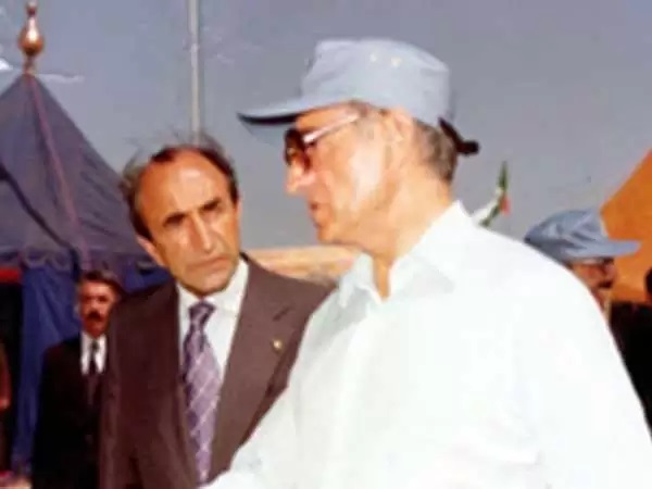 یادداشت‌های علم، یکشنبه ۸ بهمن ۱۳۵۱: خیال دارم چند روزی همه چیز را ول کنم و به گردش بروم