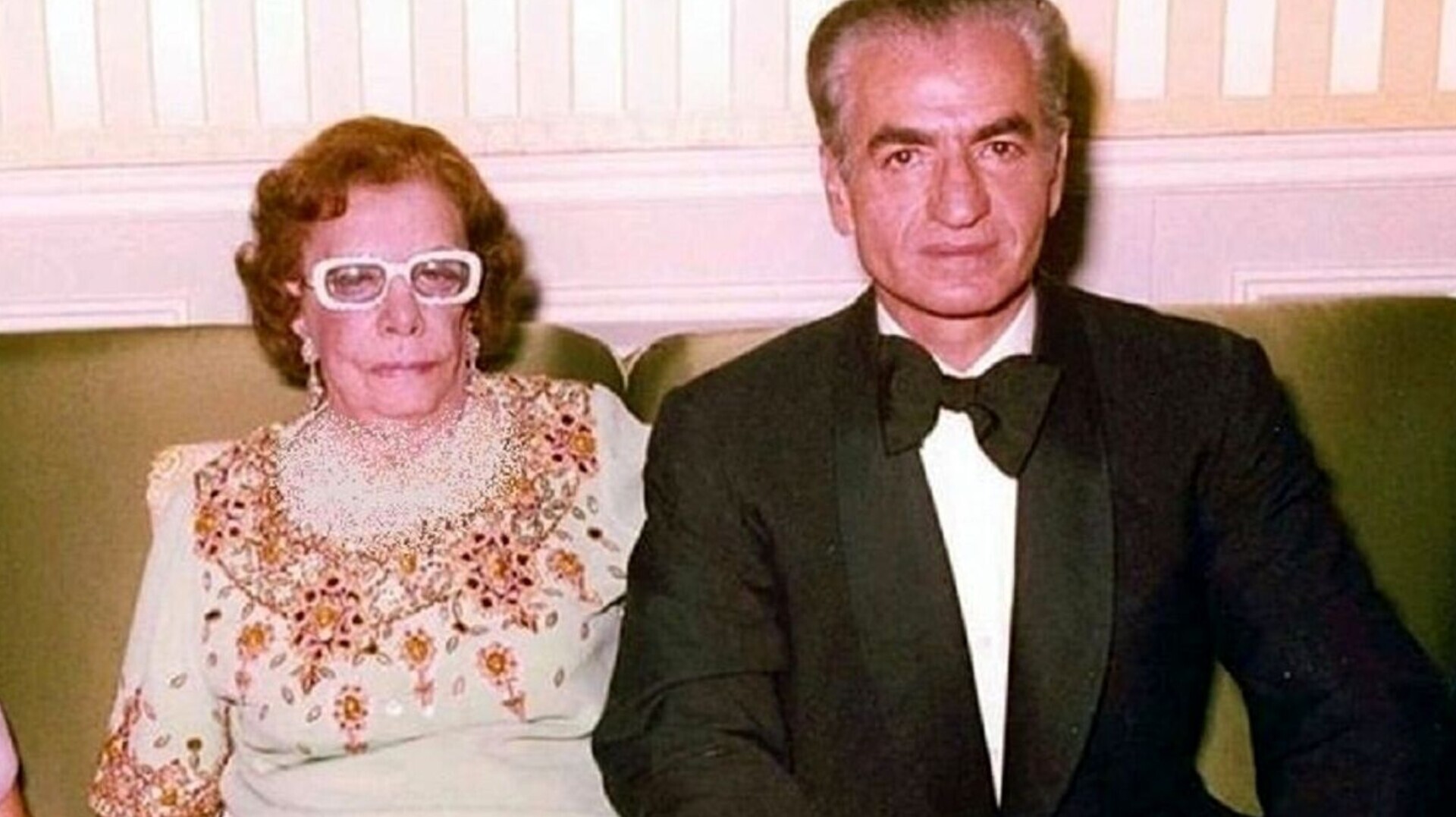 یادداشتهای علم، چهارشنبه ۲۵ بهمن ۱۳۵۱: شاه به خاطر اینکه روی منبر برای ملکه پهلوی دعا نشده بود، با من دعوا کرد؛ نمیشود به حضورشان گفت «رسماً آن علیا حضرت سمتی ندارند» یادداشتهای علم، چهارشنبه ۲۵ بهمن ۱۳۵۱: شاه به خاطر اینکه روی منبر برای ملکه پهلوی دعا نشده بود، با من دعوا کرد؛ نمیشود به حضورشان گفت «رسماً آن علیا حضرت سمتی ندارند»