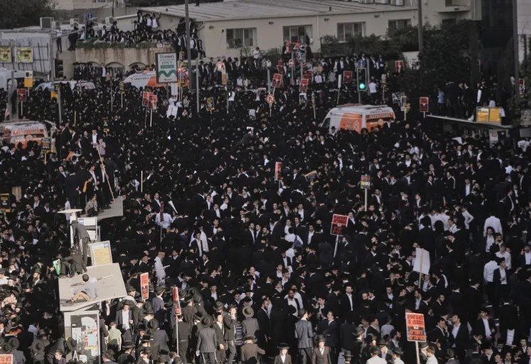 حدود ۲۰۰ هزار نفر از یهودیان حریدی، علیه قانون خدمت اجباری دولت اسرائیل، تظاهرات کردند/ هرج و مرج گسترده در ایستگاهها و ازدحام شدید در خیابانهای غرب اورشلیم حدود ۲۰۰ هزار نفر از یهودیان حریدی، علیه قانون خدمت اجباری دولت اسرائیل، تظاهرات کردند/ هرج و مرج گسترده در ایستگاهها و ازدحام شدید در خیابانهای غرب اورشلیم