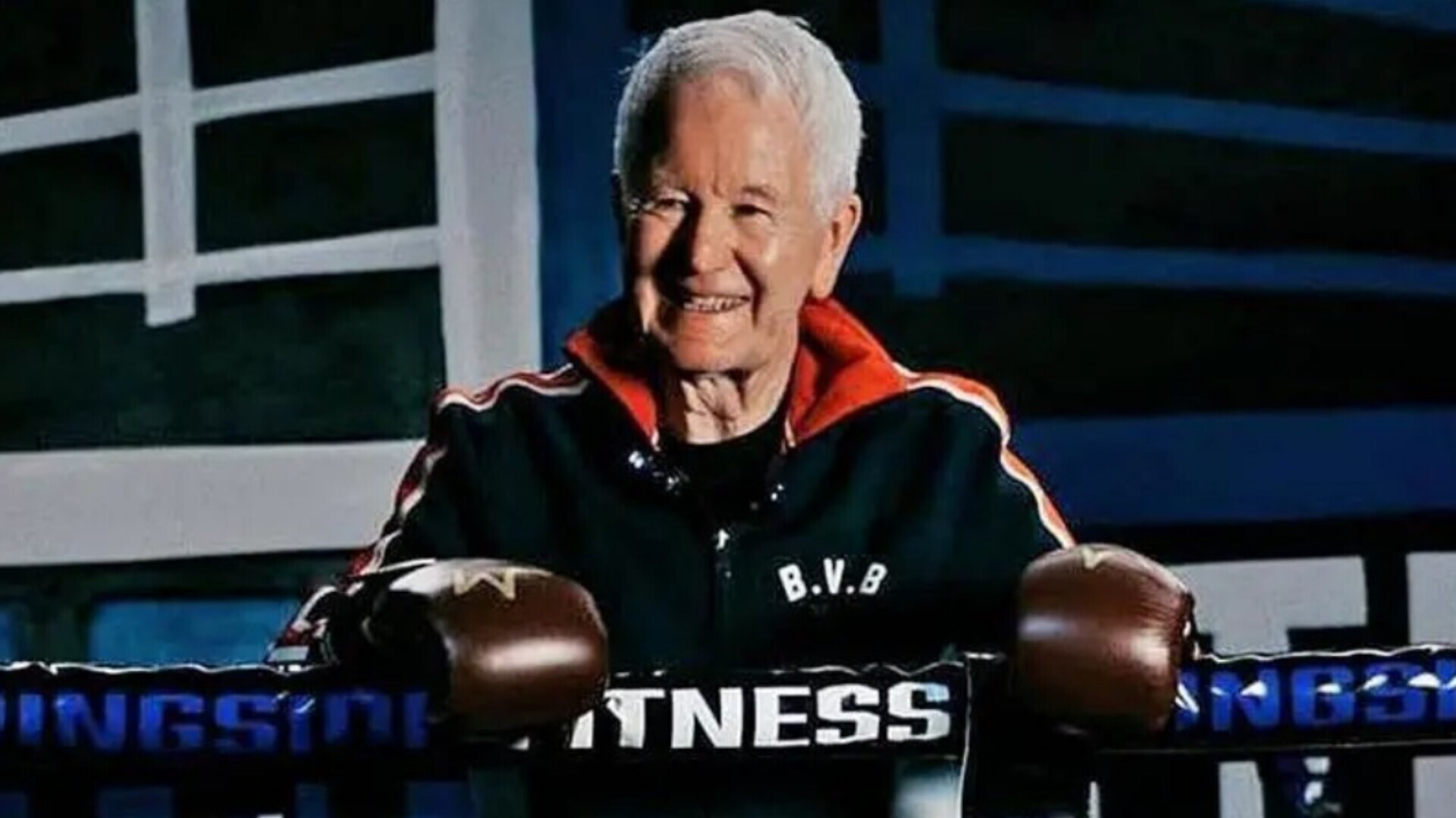 بوکسور ۷۹ ساله‌ای که با الکس فرگوسن درگیر شد و حالا ستاره‌ تیک‌ تاک است