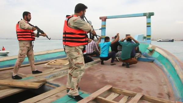 مرزبانی: توقیف کشتی حامل بیش از ۹۶۰ هزار لیتر سوخت در قشم/ دستگیری ۱۹ متهم/ ارزش ریالی محموله کشف شده، بالغ بر ۳۵۵ میلیارد ریال است