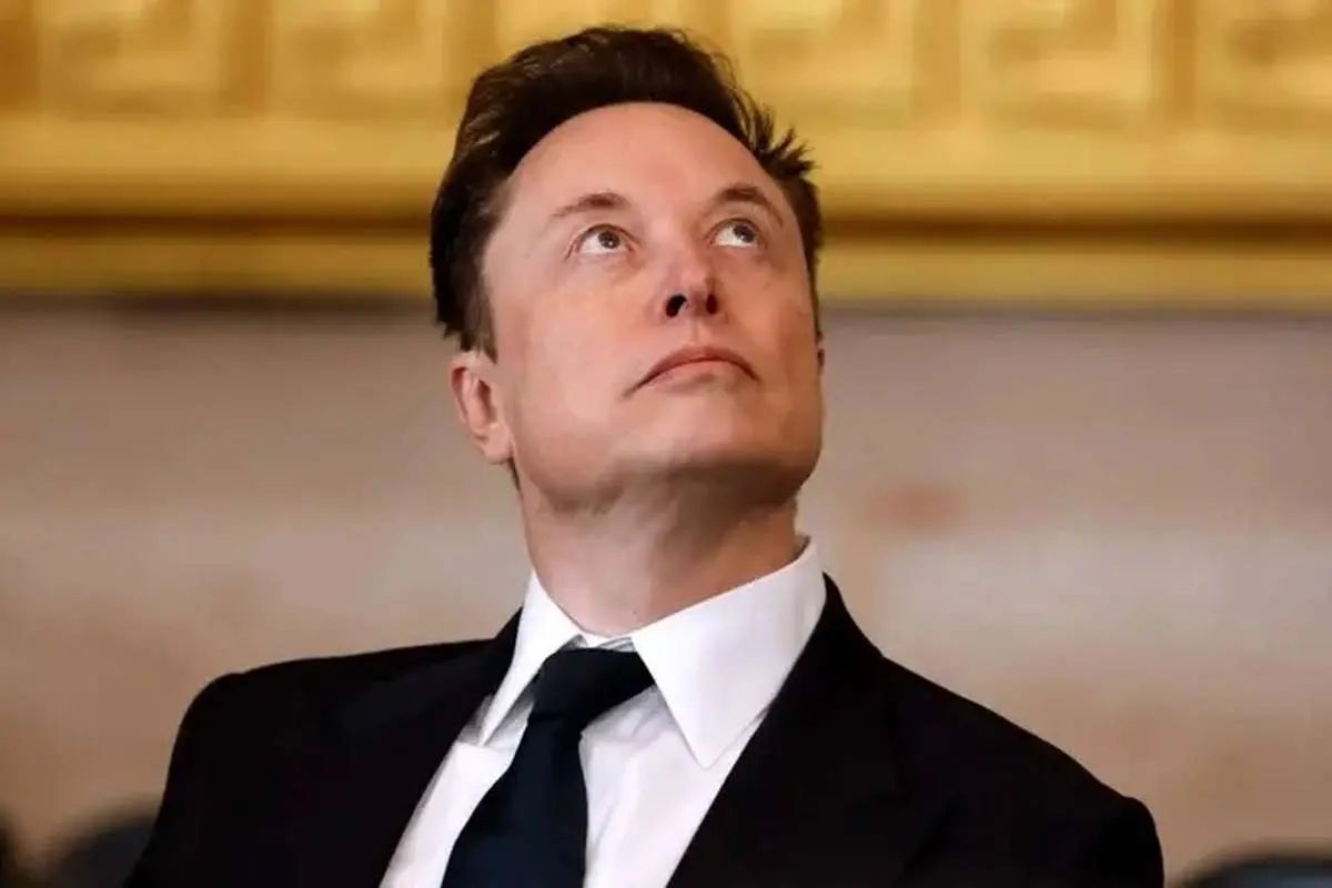 ایلان ماسک می‌گوید هوش مصنوعی به‌سرعت مشاغل دفتری را حذف می‌کند