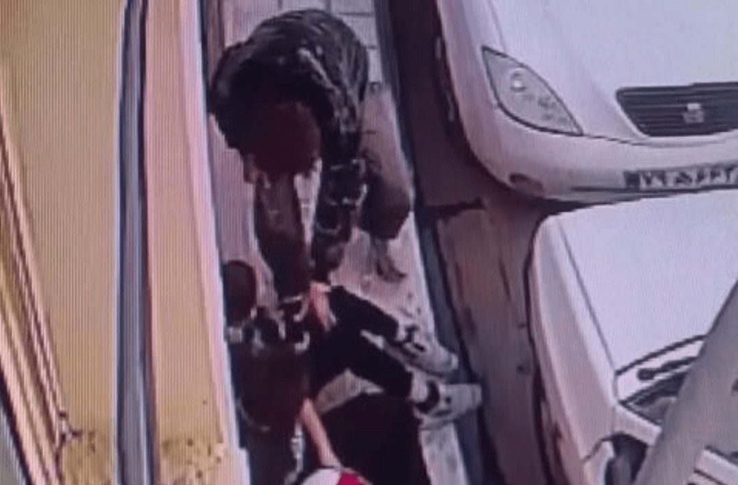 سرقت موبایل با ساطور در مشهد؛ پلیس: با توجه به سرنخ‌های به دست آمده ردزنی‌های گسترده خود را برای دستگیری عاملان این سرقت خشن خیابانی آغاز کرده‌ایم / به فرزندانتان آموزش دهید کنار خیابان و پارک محل بازی با تلفن همراه نیست