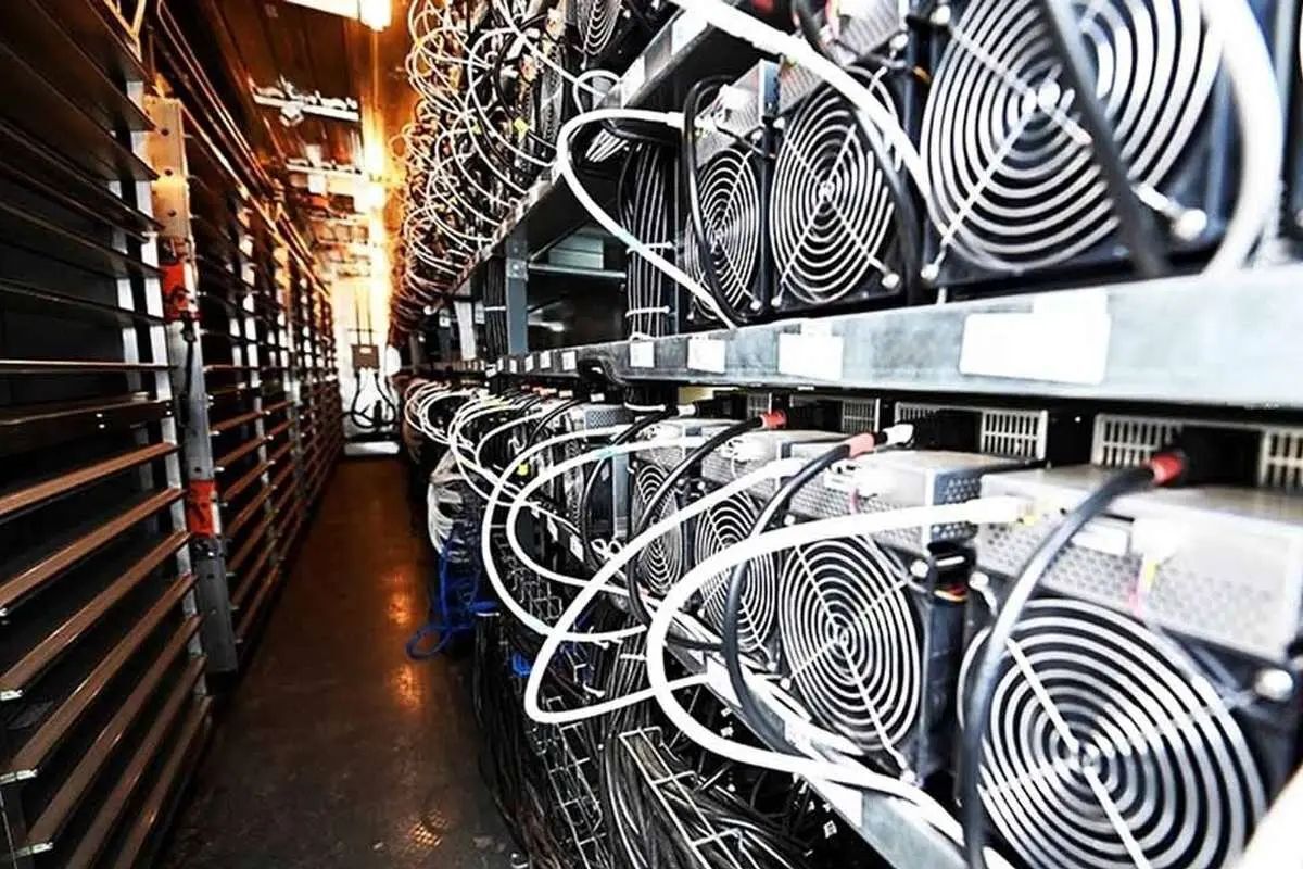 توانیر: بین ۱۰ تا ۱۵ درصد از ناترازی برق در ایران، ناشی از فعالیت دستگاه‌های ماینر است/ هر کدام از این دستگاه‌ها به اندازه ۱۰ واحد مسکونی در سال برق مصرف می‌کنند/ در حال حاضر جرم‌انگاری خاصی برای استخراج غیر مجاز رمزارز وجود ندارد