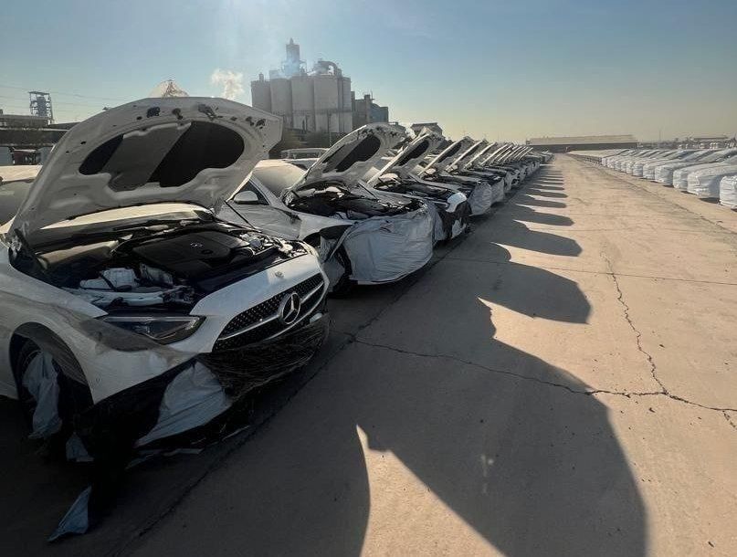 محموله بنز ایران خودرو به گمرک رسید