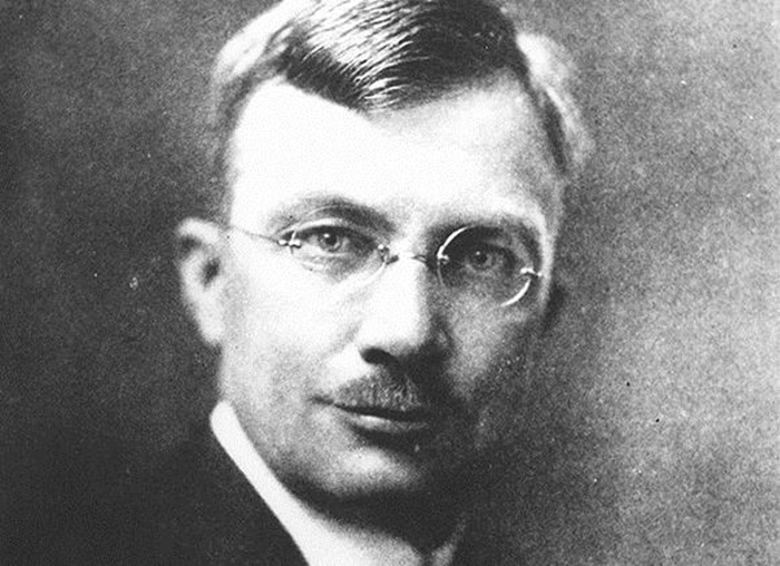 قسمت هشتاد و نهم خاطرات میلسپو: سفارت شوروی ملاقات تشریفاتی را که من از آنها کرده بودم پس نداد، به استثنای یکی از اعضای دون پایه نمایندگی بازرگانی شوروی که برای مذاکره دربارۀ معامله تریاک به دفترم آمد