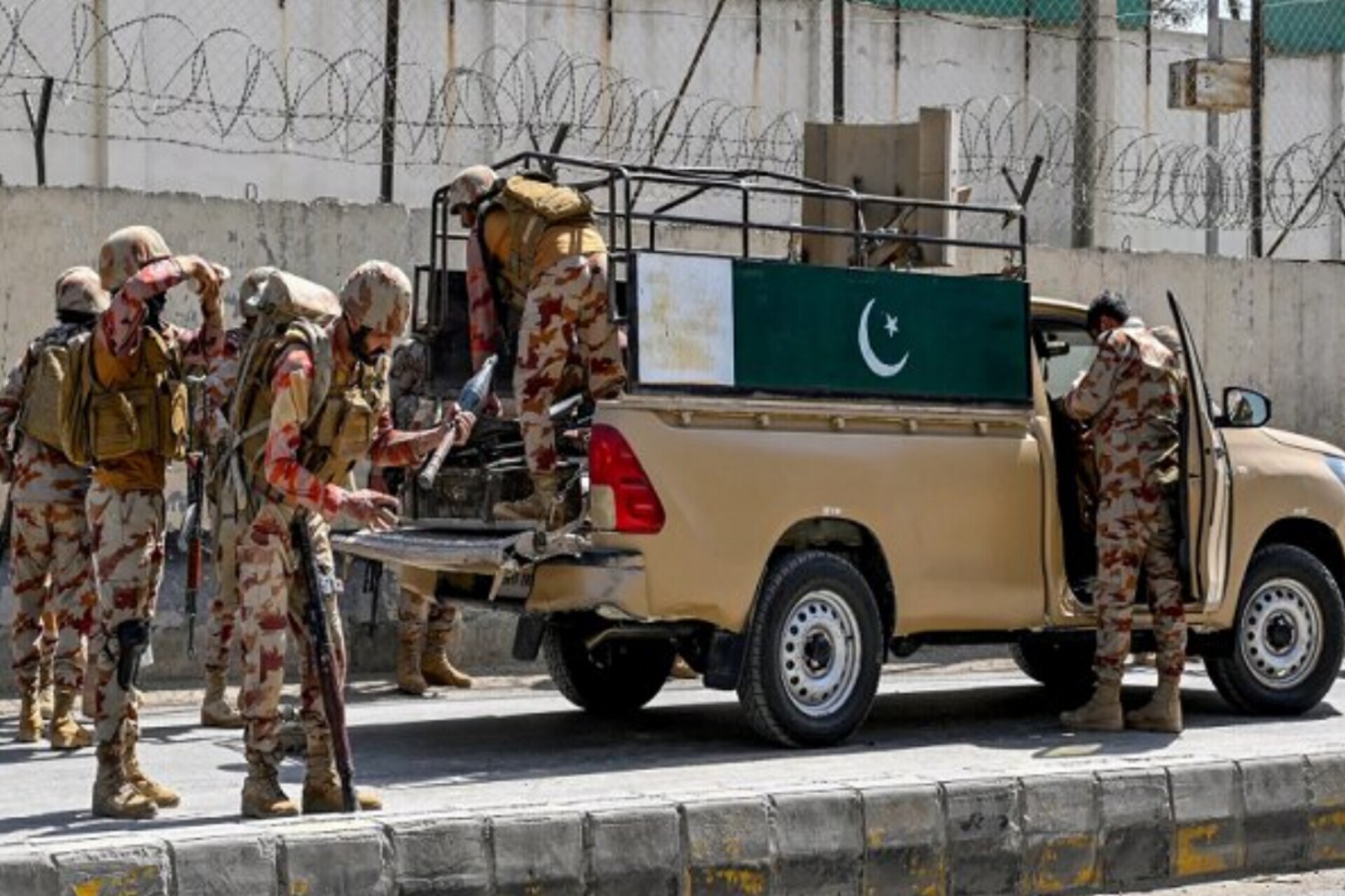 پاکستان: عاملان حمله انتحاری به پلیس مرزی پیشاور، اتباع افغانستان بودند/ مواد منفجره کشف شده از مهاجمان، به تأیید هویت آن‌ها کمک کرد