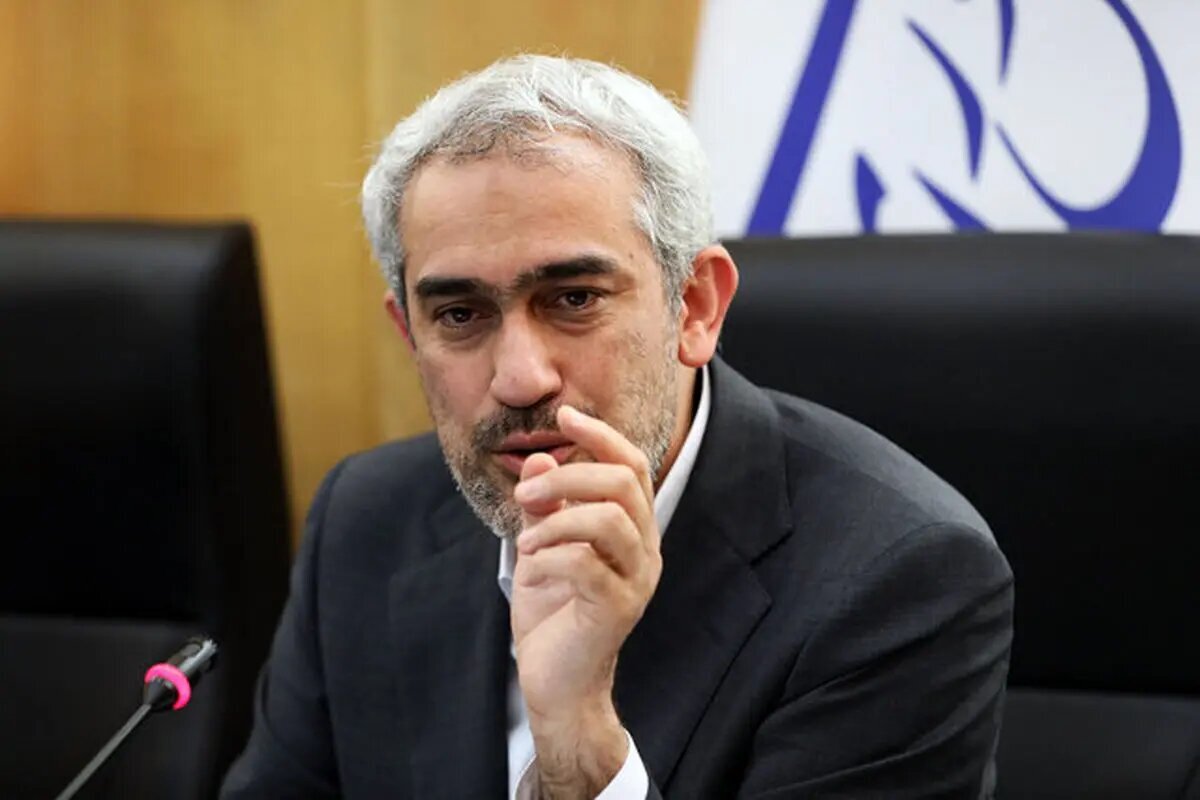 وزیر اقتصاد: الویت ما کاهش کسری بودجه و کسری ناترازی بانک‌هاست که یک نمونه آن تعیین تکلیف بانک آینده بود / مابقی بانک‌هایی که از همین مشکل برخوردار هستند، تحت سیستم نظارتی دولتی، تعیین تکلیف می‌شوند / بیماری اصلی که کل اقتصاد کلان ما را دچار کرده، تورم و قدرت پایین خرید عموم جامعه است که ریشه خارجی آن تحریم و ریشه داخلی آن اترازی بودجه و ناترازی بانک‌ها ست