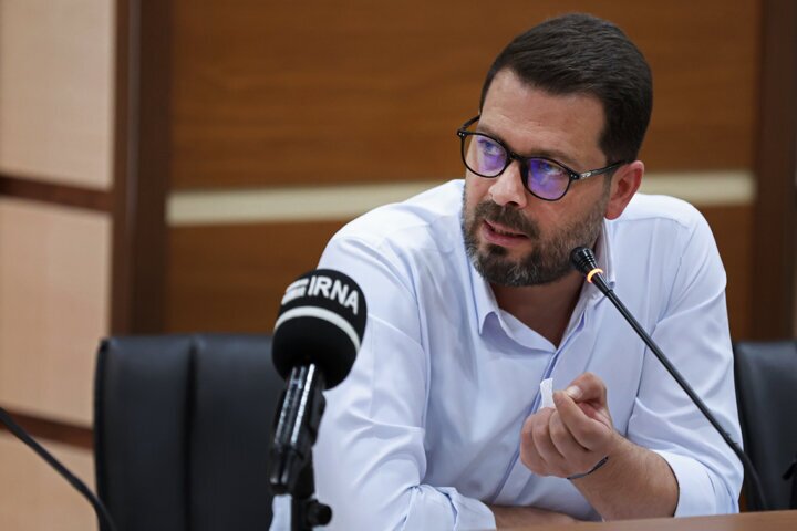 پژمان بازغی، رئیس انجمن صنفی بازیگران سینما درباره فراخوانی برای دریافت شوکر برقی و افشانه: اعضای انجمن هم مانند دیگر صنوف از طلافروشان تا پزشکان، به این ادوات دفاع شخصی برای محافظت خودشان نیاز دارند/ برخی همکاران می‌گفتند عده‌ای سودجو قیمت‌های ۳۰ تا ۴۰ میلیون تومان برای دریافت این ادوات به ما می‌دادند