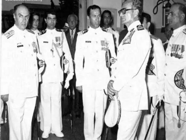 یادداشت‌های علم، یکشنبه ۱۶ اردیبهشت ۱۳۵۲: در مانور وقتی یکی از گلوله توپ کشتی‌ها به هدف نخورد، شاه به فرمانده نیروی دریایی فحش داد که سرشان را بخورد، من که این قدر با خارجی‌ها لجاجت می‌کنم به پشتیبانی اینهاست، اینها هم که اینطور گه از کار درمی آیند