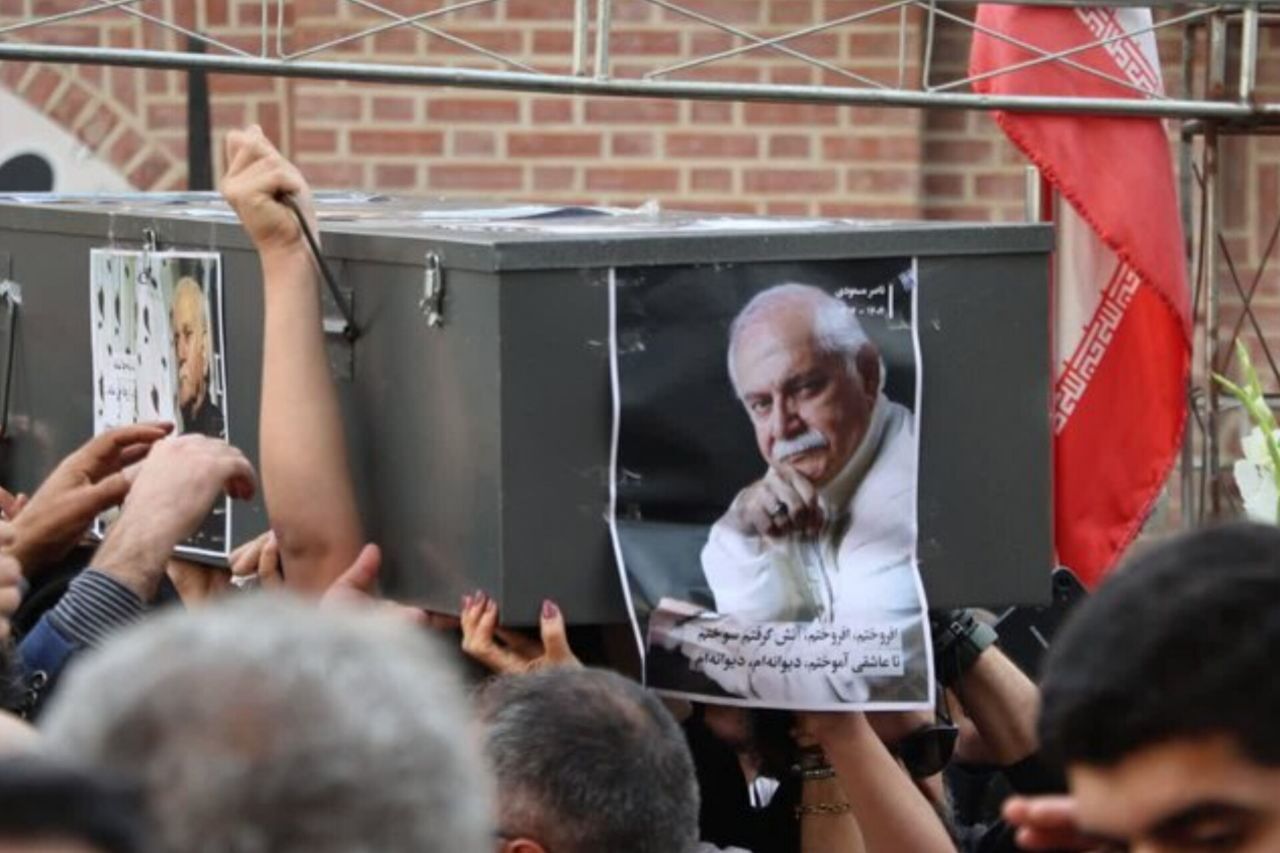 پیکر خواننده «گل پامچال» در جوار میرزا کوچک خان جنگلی تدفین شد