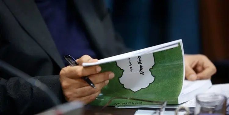 زنگنه، نماینده مجلس: در لایحه الحاق به دولت اختیار داده می‌شود تا در قوانین بودجه نسبت به تعیین سقف حقوق و مزایا، تصمیم‌گیری کند