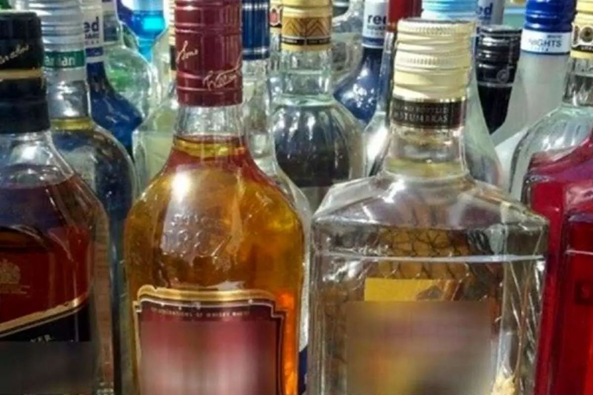 بیمارستان خاتم‌الانبیاء ایرانشهر: مسمومیت ۵ نفر و فوت ۴ تن در پی مصرف مشروبات الکلی دست‌ساز