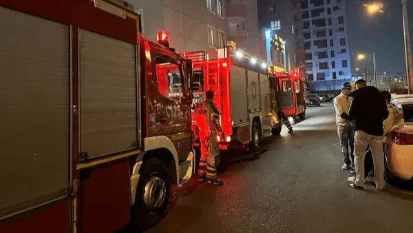 آتش‌نشانی: وقوع آتش‌سوزی در یک مجتمع مسکونی ۵۴ واحدی در شهرک راه‌آهن/ حریق در یکی از واحد‌ها رخ داد، دود ناشی از آن هم به سرعت بخش‌های دیگر ساختمان را دربر گرفت/ بیش از ۲۰ نفر از میان آتش به سلامت خارج شدند