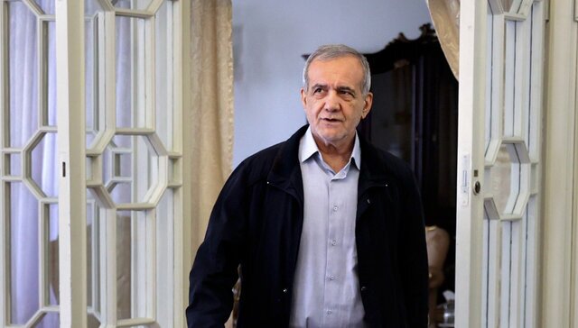 پزشکیان: می‌دانید چرا ما تورم داریم؟ برای اینکه هر کسی آمده برای آن پست درست کردیم و تا دلتان بخواهد ۲ تا ۳ برابر نیرو در ساختار اداری اضافی داریم