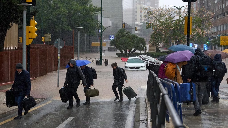 کیهان: برخی اظهار می‌دارند اگر گناه باعث غضب الهی است چرا کشورهای غربی در رفاه هستند؟ آنها در رفاه نیستند؛ همجنس گرایی و خیانت به همسر و سقط جنین در آنجا زیاد است